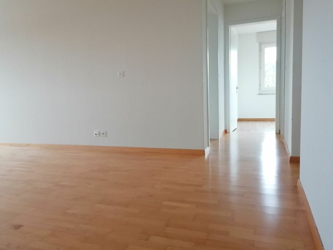 Appartement de 2 ½ pièces

Appartement familial au centre

Appartement de 2.5 pièces

Un appartement lumineux au centre de Neuhausen, au 7ème étage avec une superbe vue sur les chutes du Rhin, est prêt pour vous.
Cet appartement de 2.5 pièces avec balcon vitré se présente de manière intemporelle et 