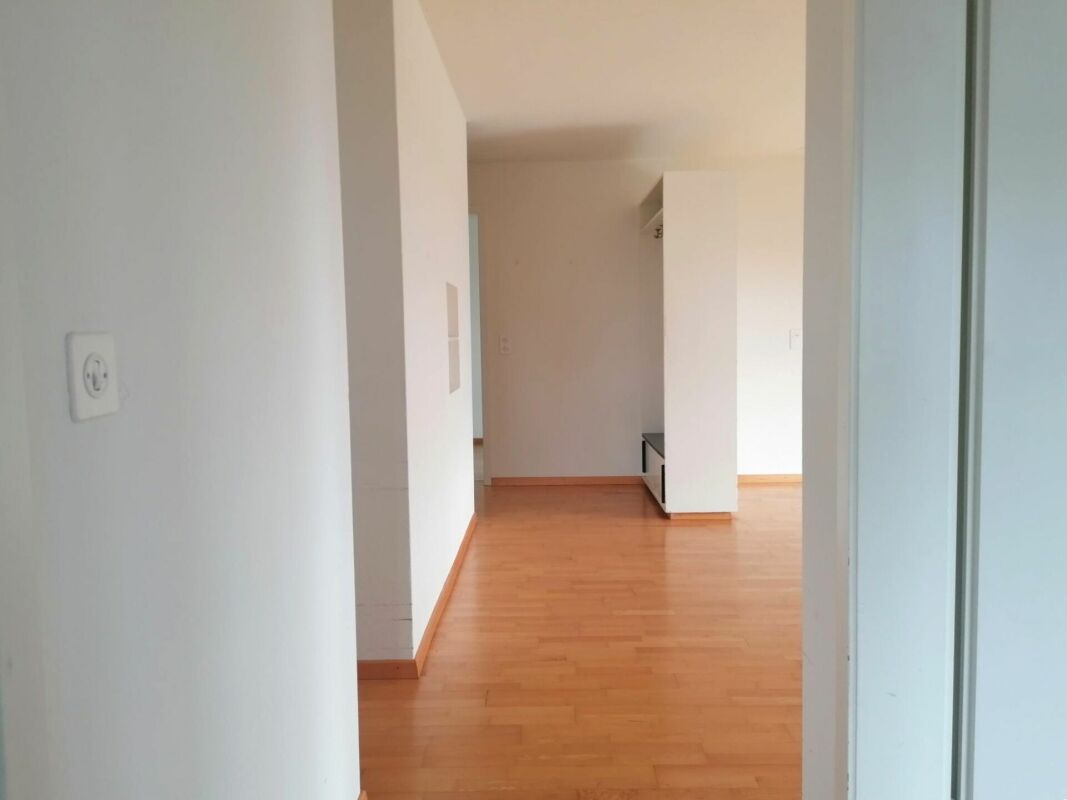 Appartement de 2 ½ pièces

Appartement familial au centre

Appartement de 2.5 pièces

Un appartement lumineux au centre de Neuhausen, au 7ème étage avec une superbe vue sur les chutes du Rhin, est prêt pour vous.
Cet appartement de 2.5 pièces avec balcon vitré se présente de manière intemporelle et 