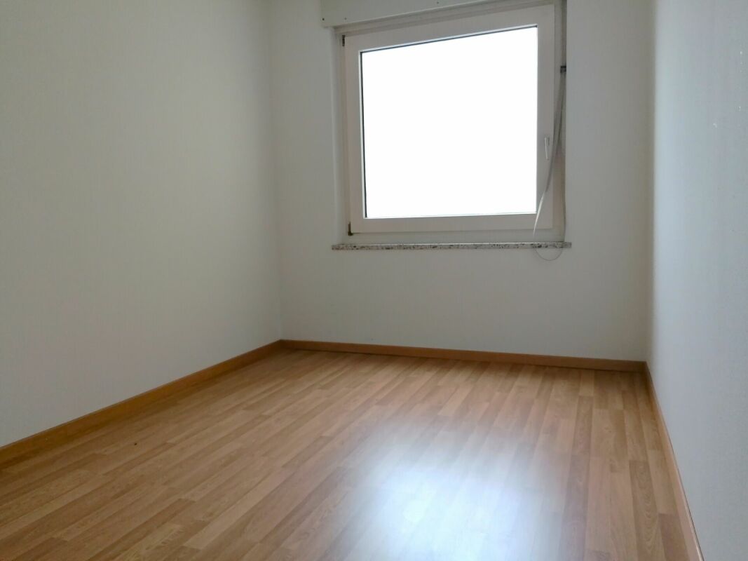 Appartement de 2 ½ pièces

Appartement familial au centre

Appartement de 2.5 pièces

Un appartement lumineux au centre de Neuhausen, au 7ème étage avec une superbe vue sur les chutes du Rhin, est prêt pour vous.
Cet appartement de 2.5 pièces avec balcon vitré se présente de manière intemporelle et 