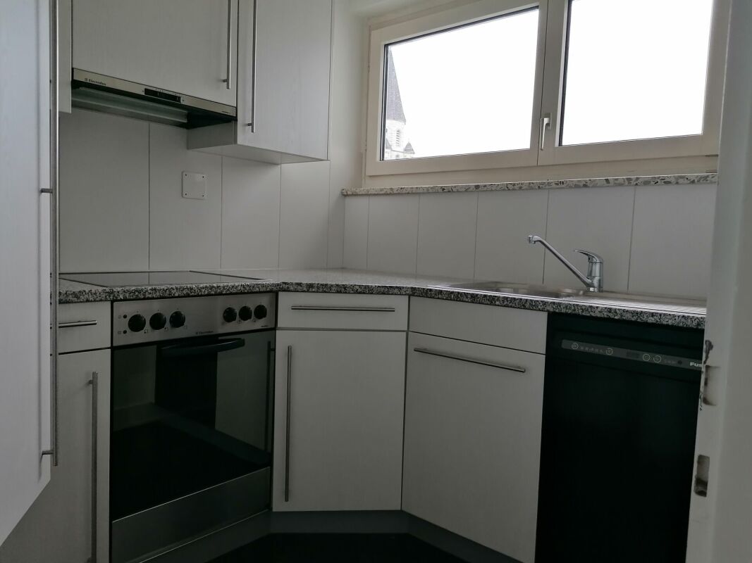 Appartement de 2 ½ pièces

Appartement familial au centre

Appartement de 2.5 pièces

Un appartement lumineux au centre de Neuhausen, au 7ème étage avec une superbe vue sur les chutes du Rhin, est prêt pour vous.
Cet appartement de 2.5 pièces avec balcon vitré se présente de manière intemporelle et 
