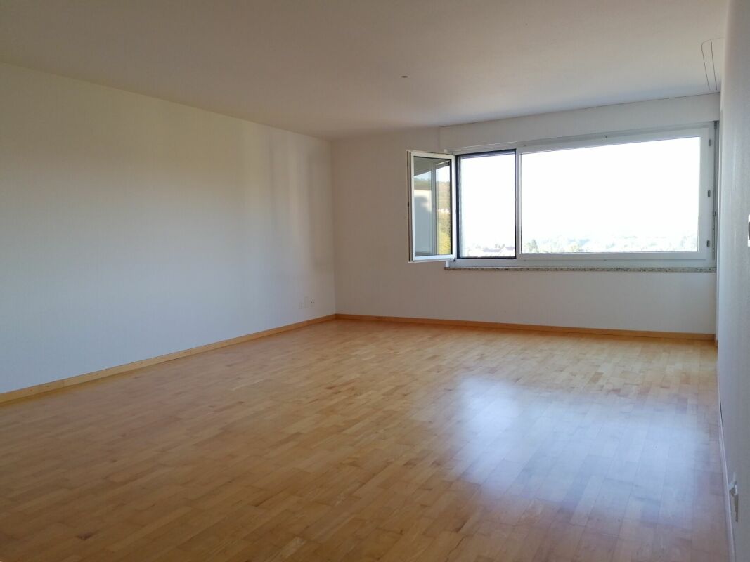 Appartement de 2 ½ pièces

Appartement familial au centre

Appartement de 2.5 pièces

Un appartement lumineux au centre de Neuhausen, au 7ème étage avec une superbe vue sur les chutes du Rhin, est prêt pour vous.
Cet appartement de 2.5 pièces avec balcon vitré se présente de manière intemporelle et 