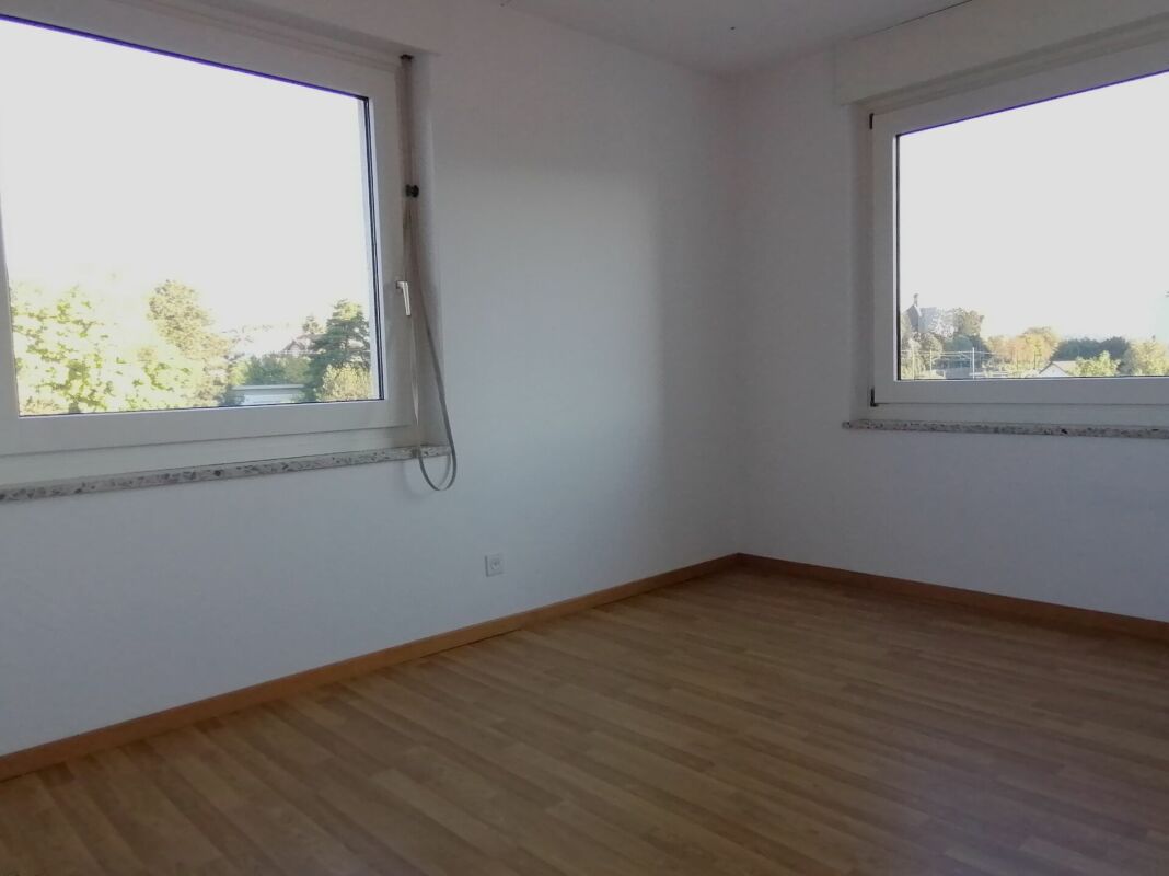 Appartement de 2 ½ pièces

Appartement familial au centre

Appartement de 2.5 pièces

Un appartement lumineux au centre de Neuhausen, au 7ème étage avec une superbe vue sur les chutes du Rhin, est prêt pour vous.
Cet appartement de 2.5 pièces avec balcon vitré se présente de manière intemporelle et 