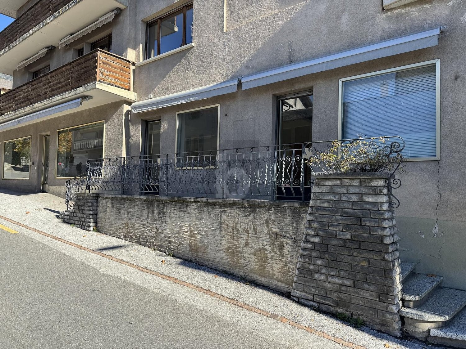 190m² shop, photo 1 of 4