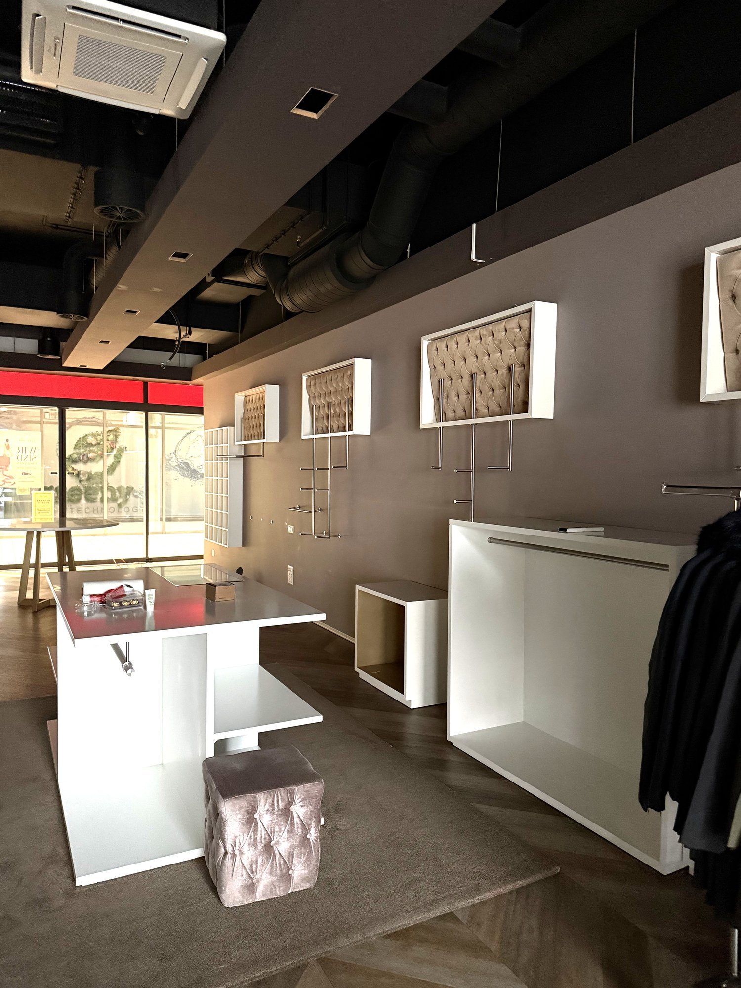 85m² shop