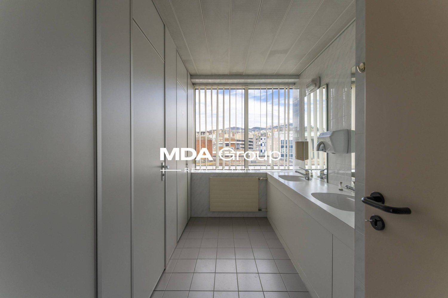 448m² office