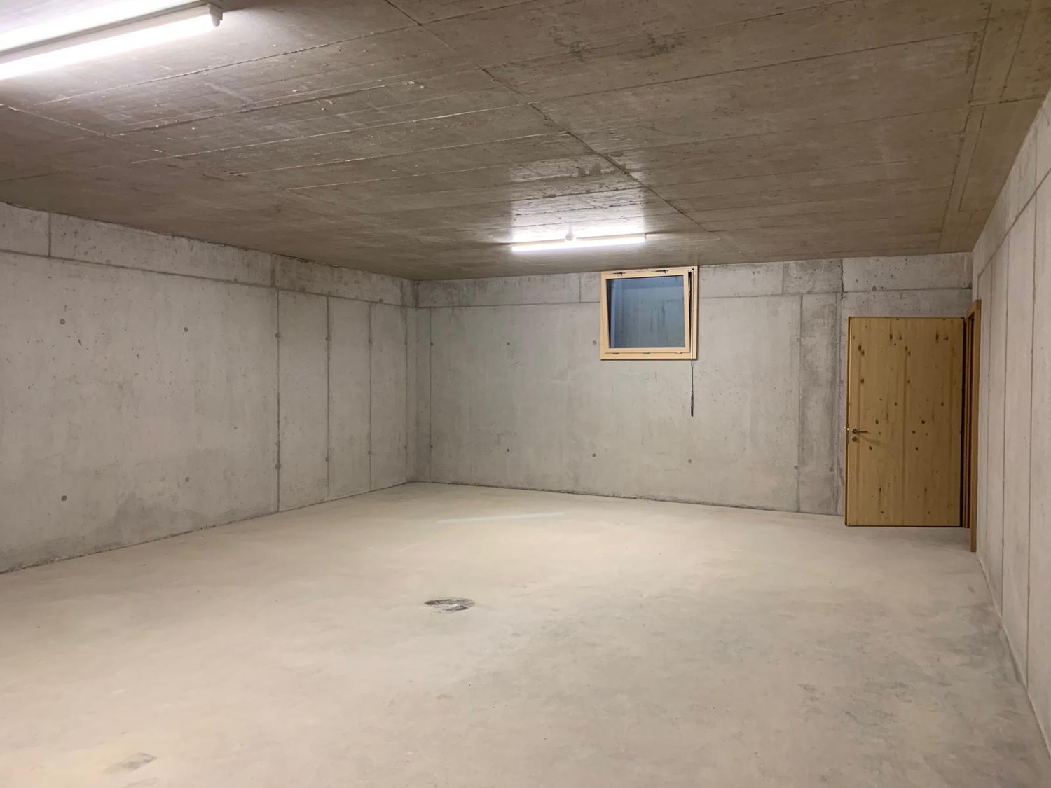 77m² commercial