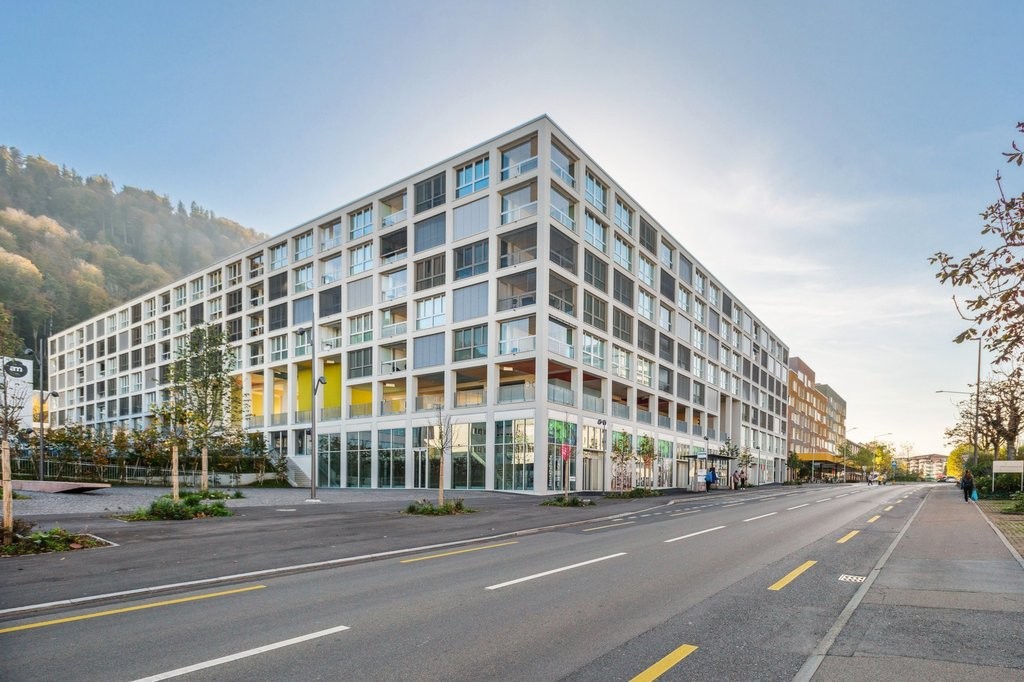 375m² shop, photo 1 of 9