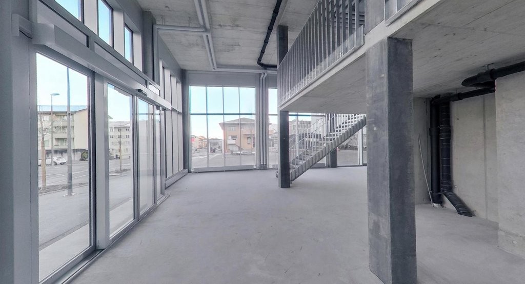 375m² shop, photo 2 of 9