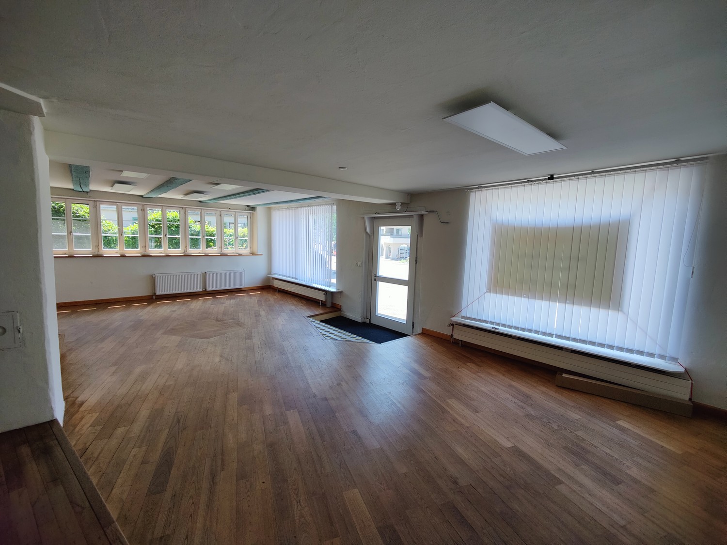 60m² commercial