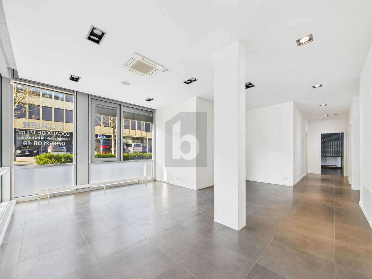 156m² office, photo 1 sur 4