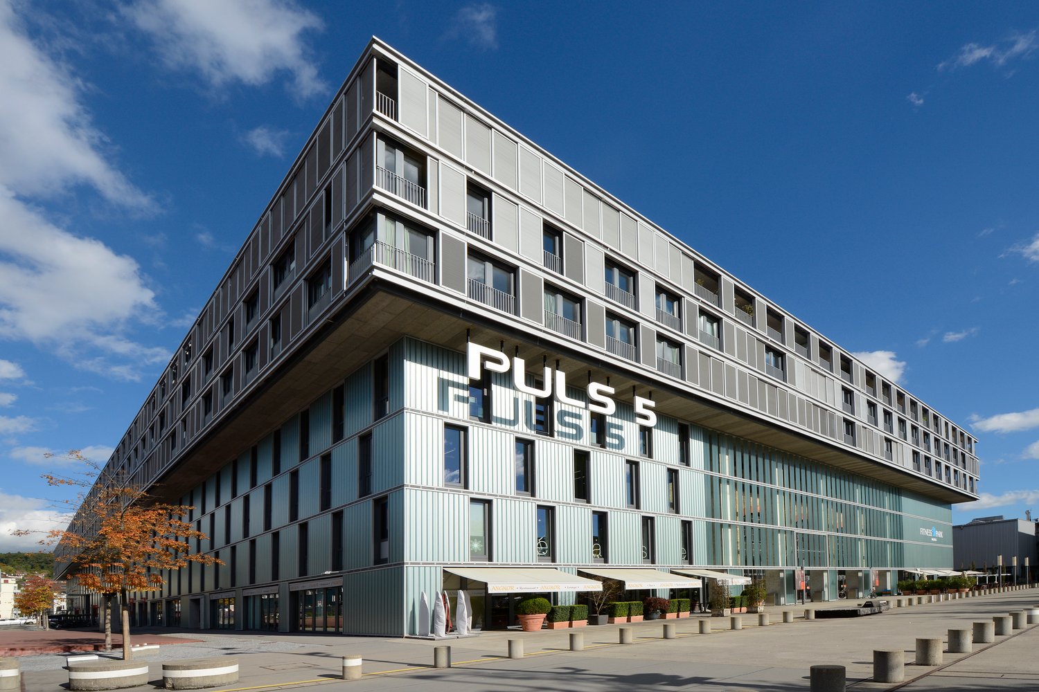 633m² shop, photo 1 of 8