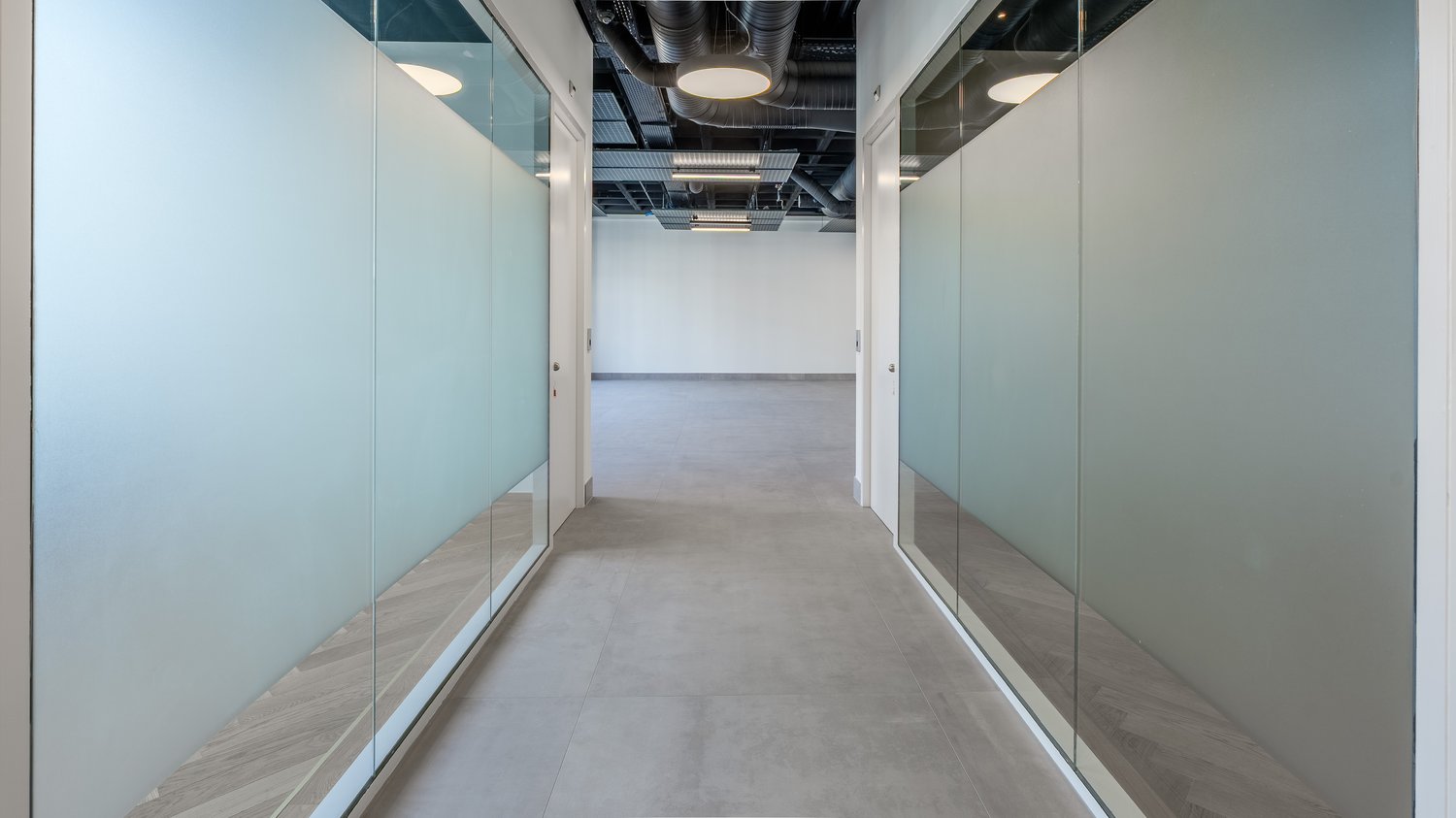 655m² office