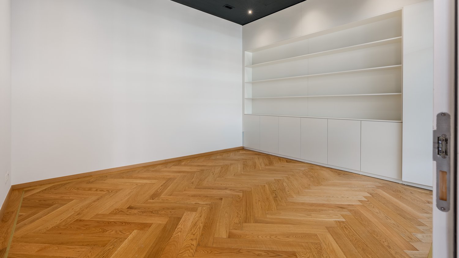 655m² office