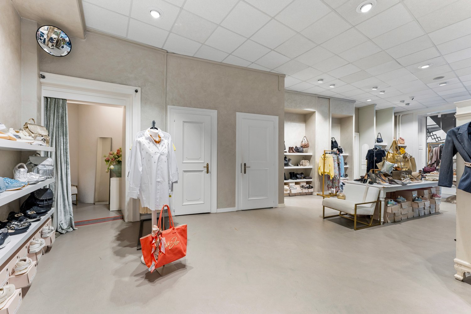 190m² shop