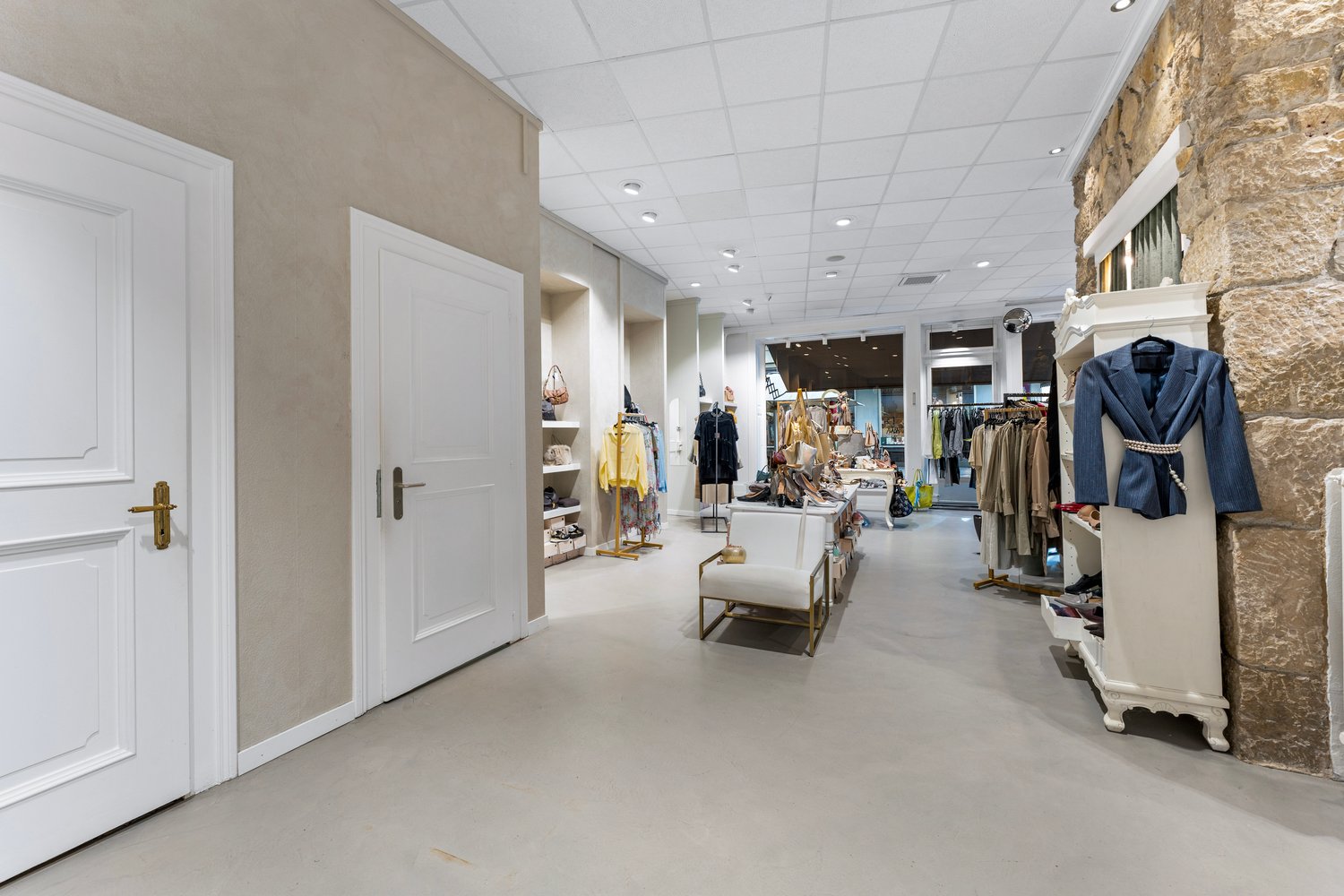 190m² shop