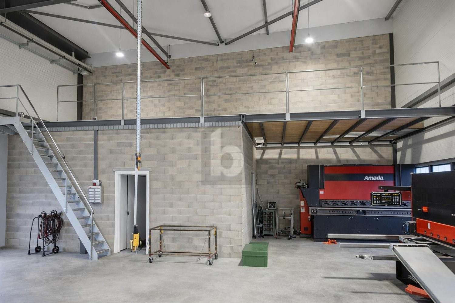 394m² industrial object