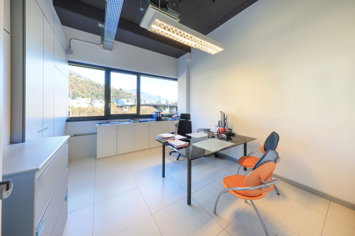 120m² commercial