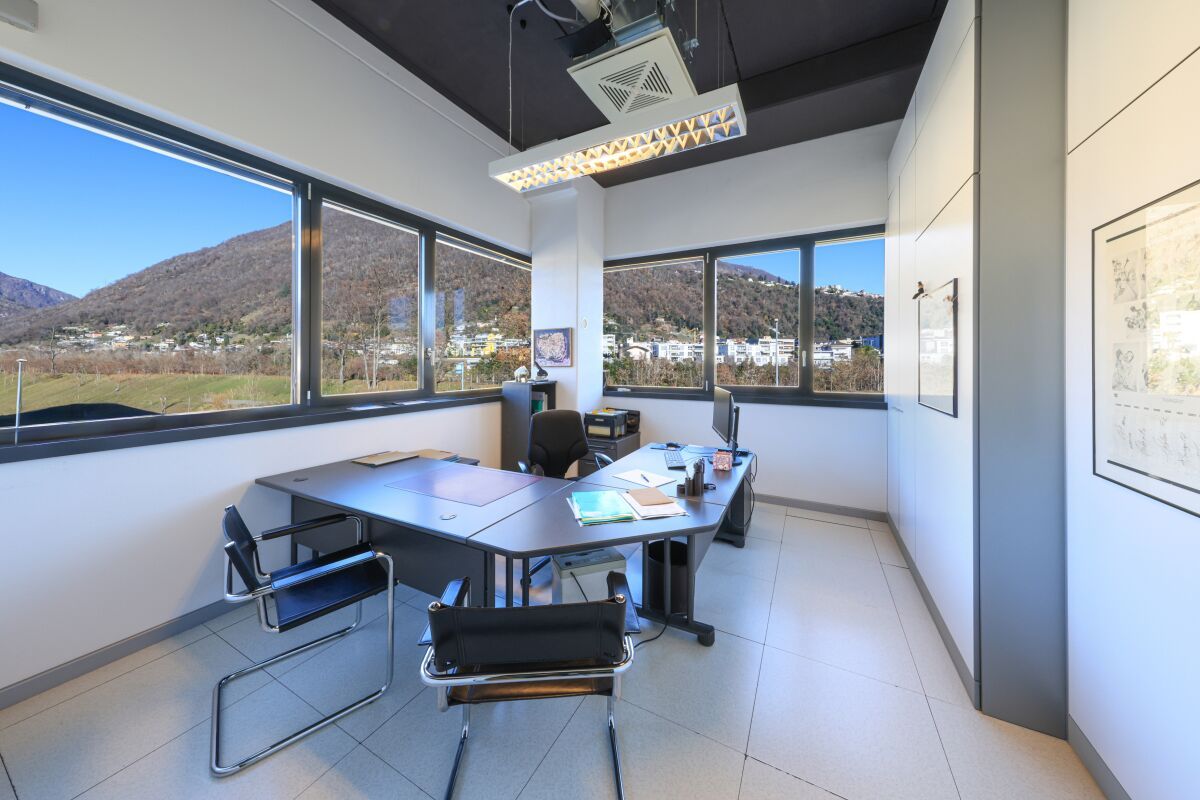 120m² commercial