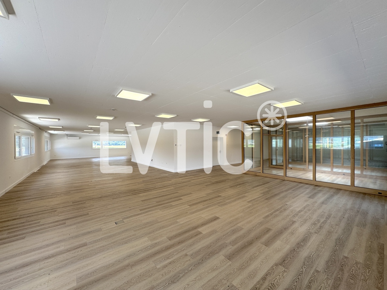 410m² office, photo 1 of 8