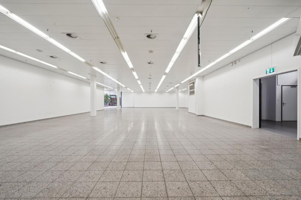 588m² shop, photo 4 of 10