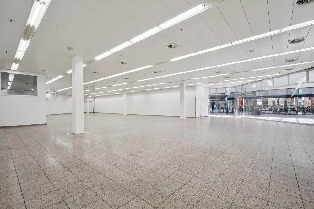 588m² shop, photo 3 of 10
