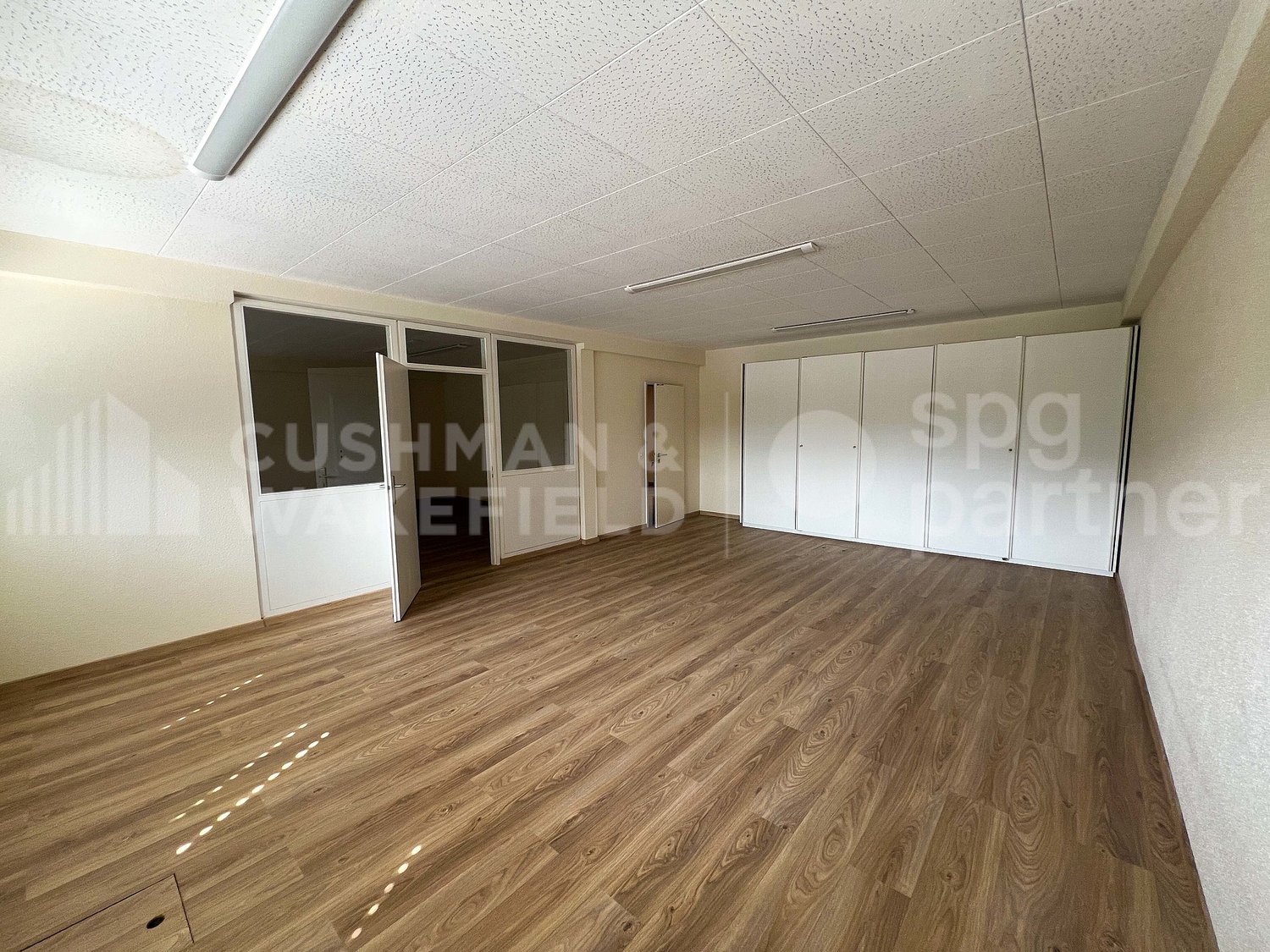 940m² workshop, photo 5 of 10