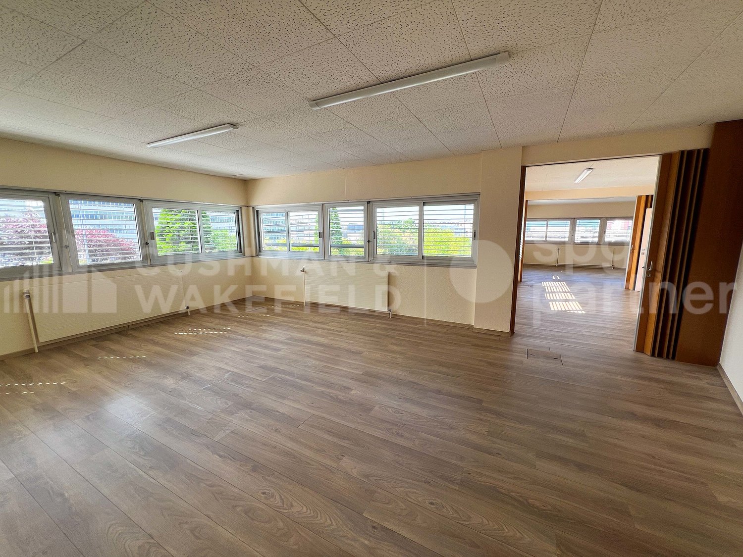 940m² workshop, photo 1 of 10