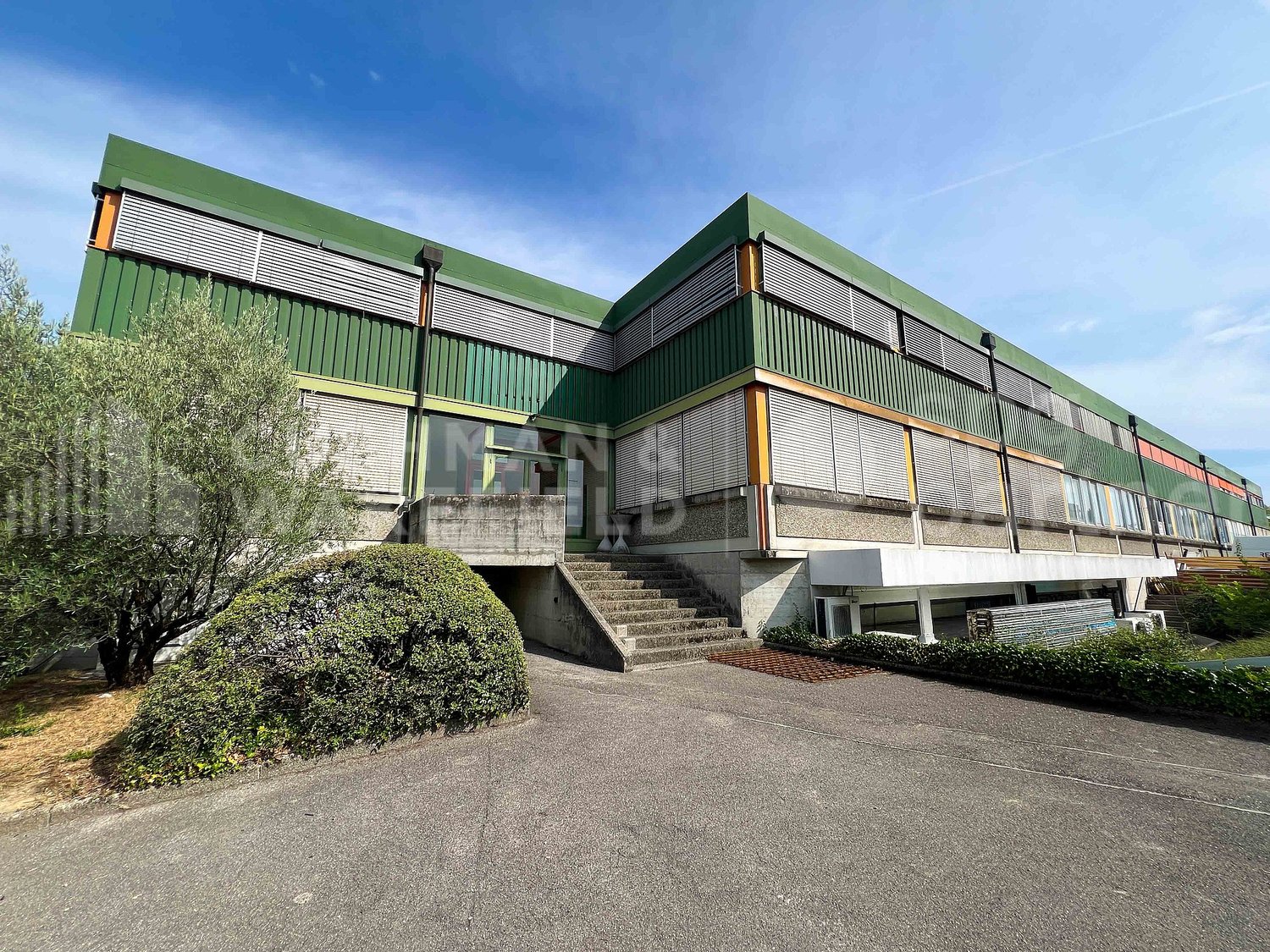 940m² workshop, photo 2 of 10