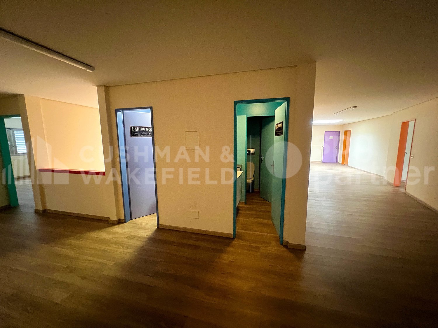 940m² workshop, photo 7 of 10