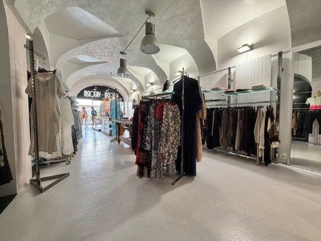 71m² shop