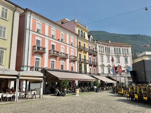 71m² shop