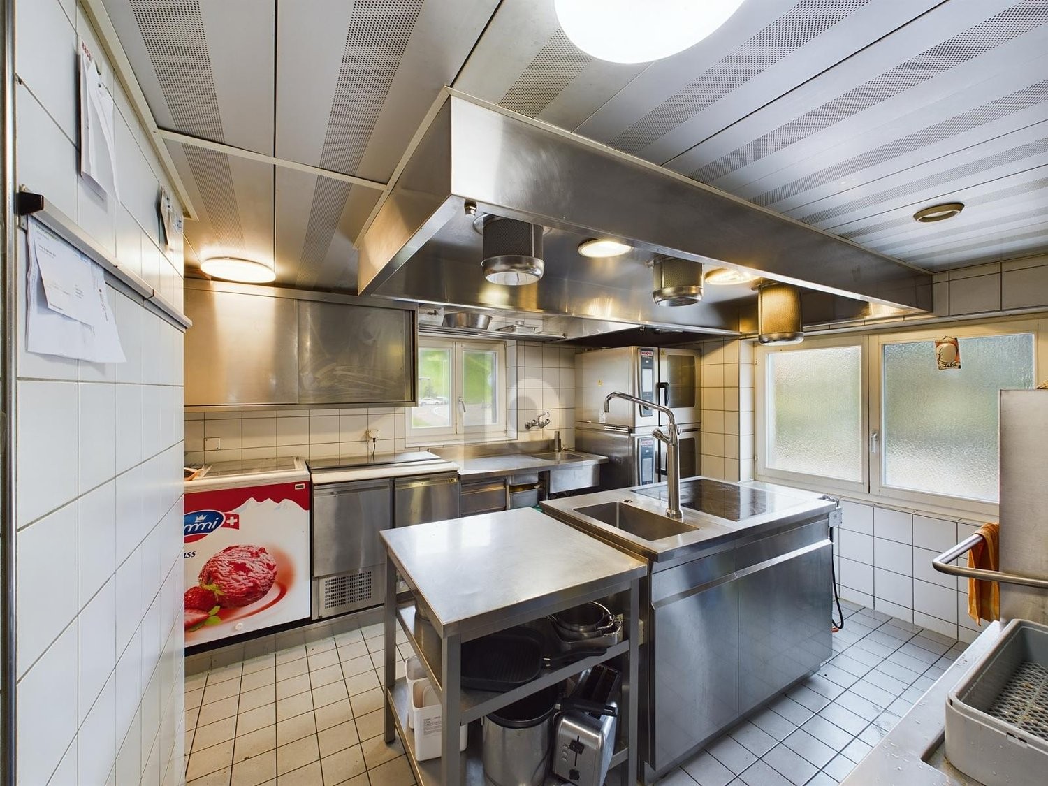 386m² living / commercial building, photo 3 of 4