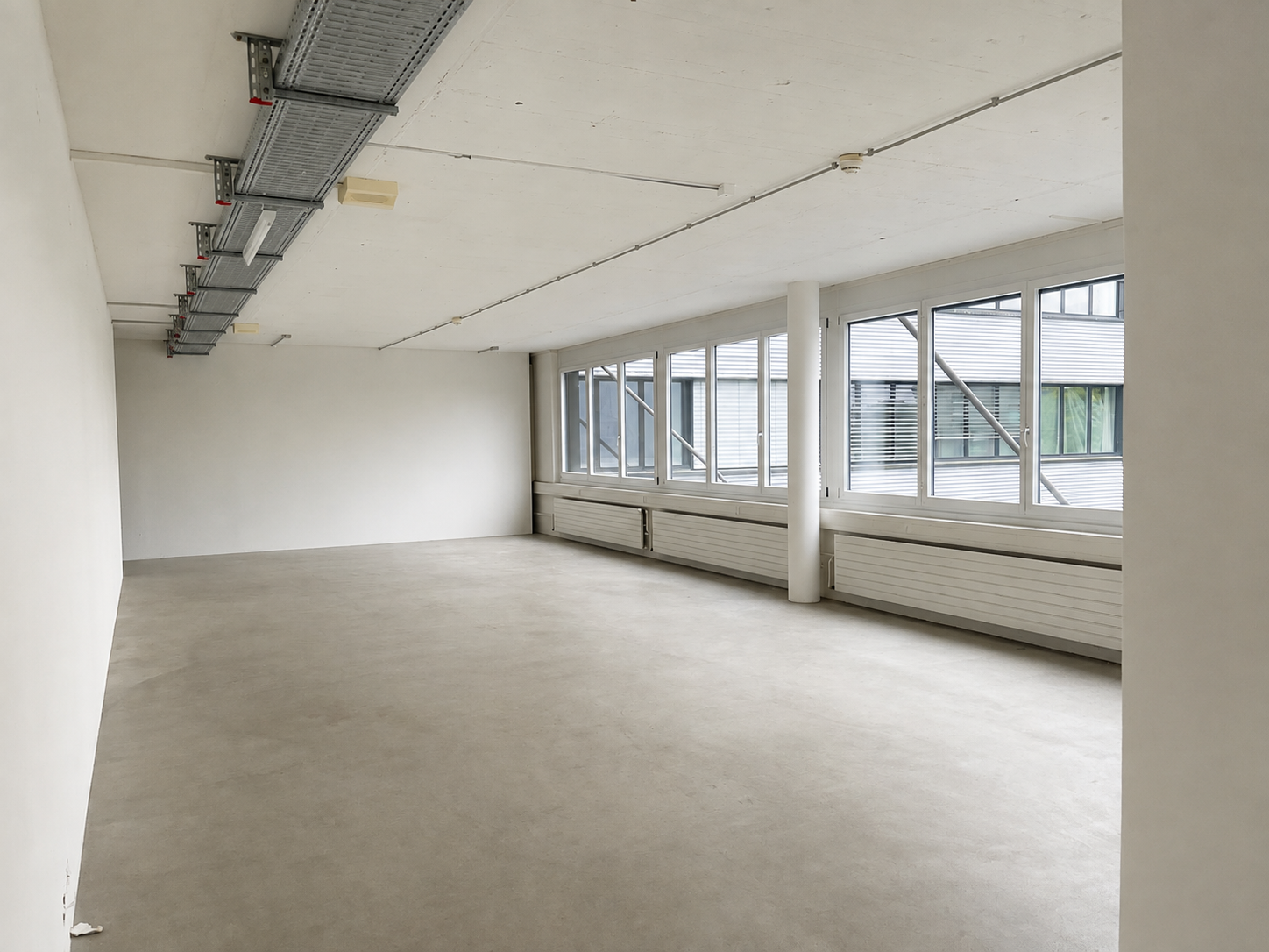 304m² commercial, photo 2 of 10