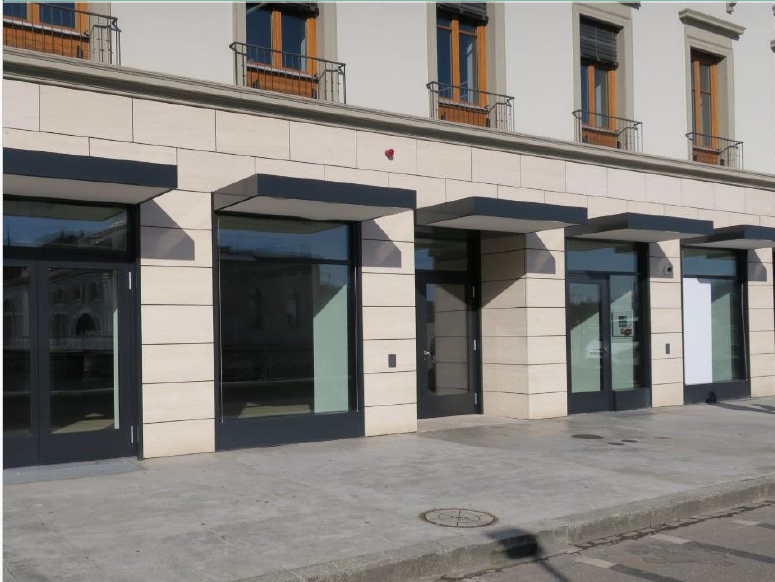 333m² shop, photo 1 of 3