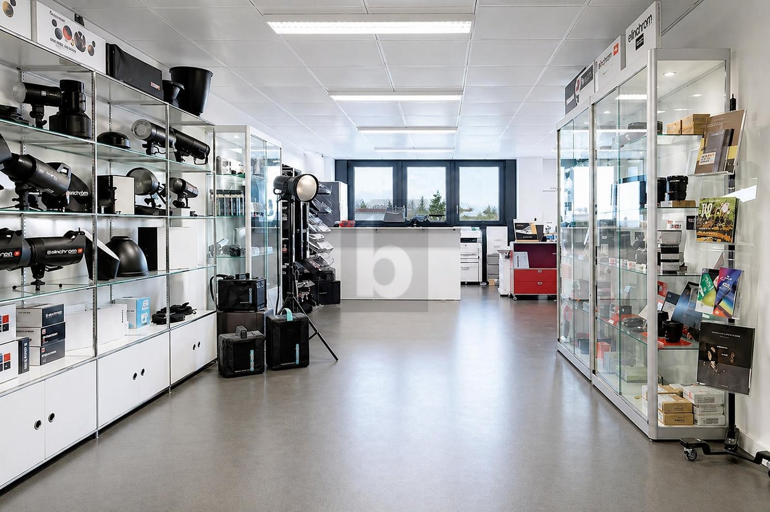 124m² workshop, photo 2 of 4