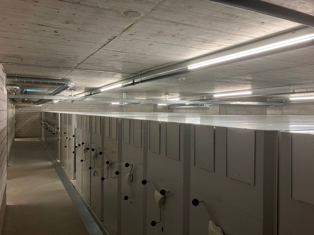 215m² local de stockage, photo 1 sur 5