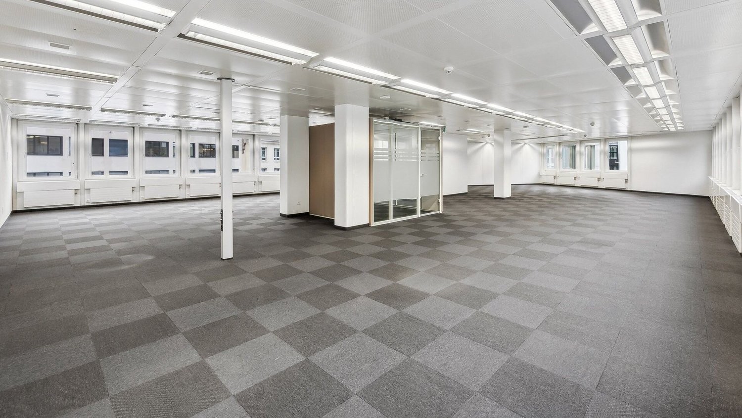 371m² office, photo 2 of 10