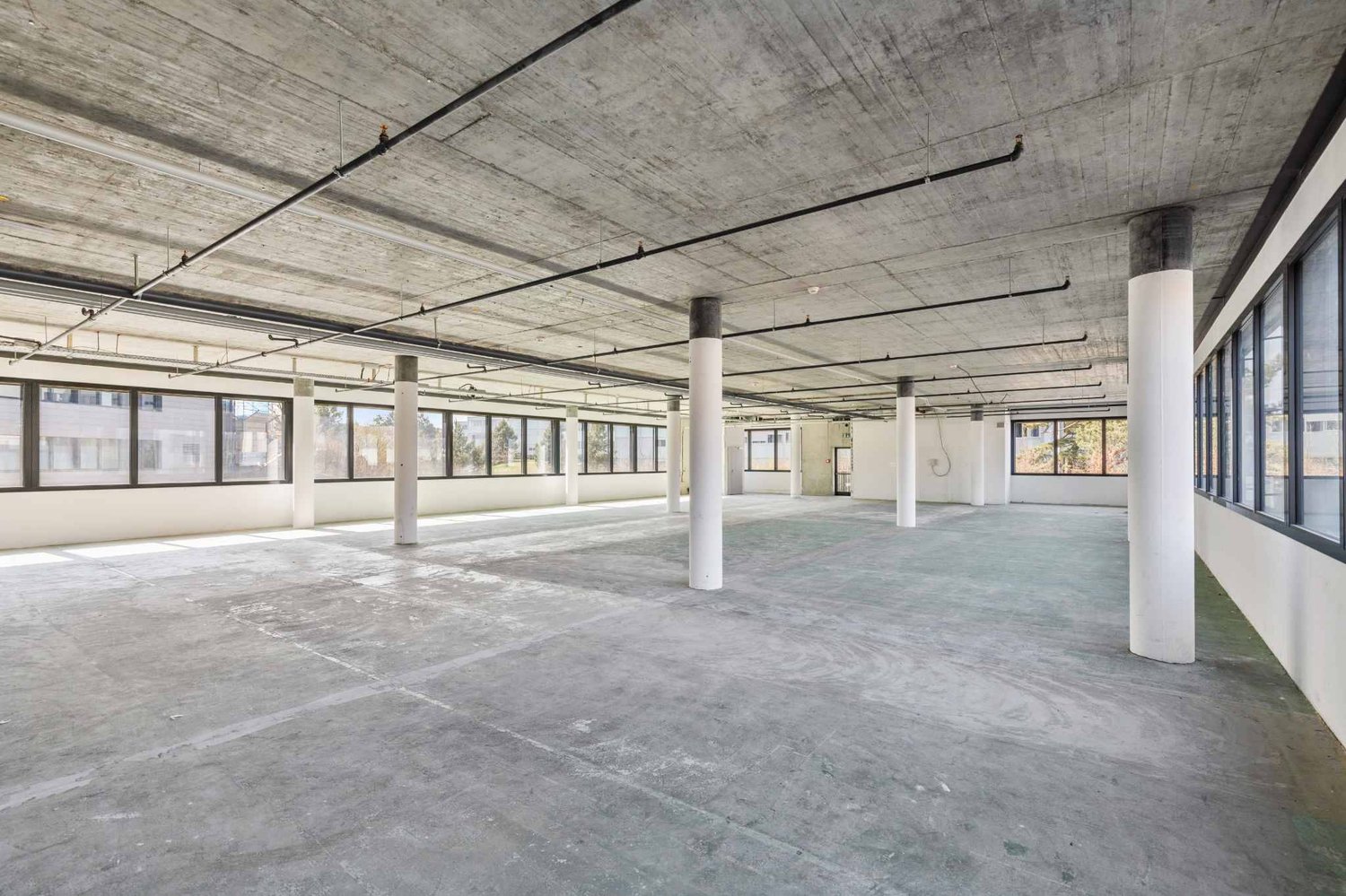 687m² office
