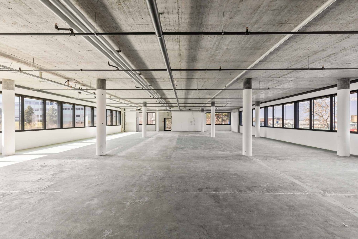 687m² office