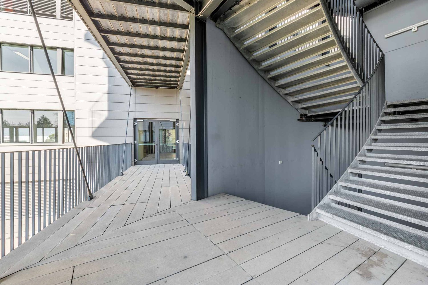 687m² office