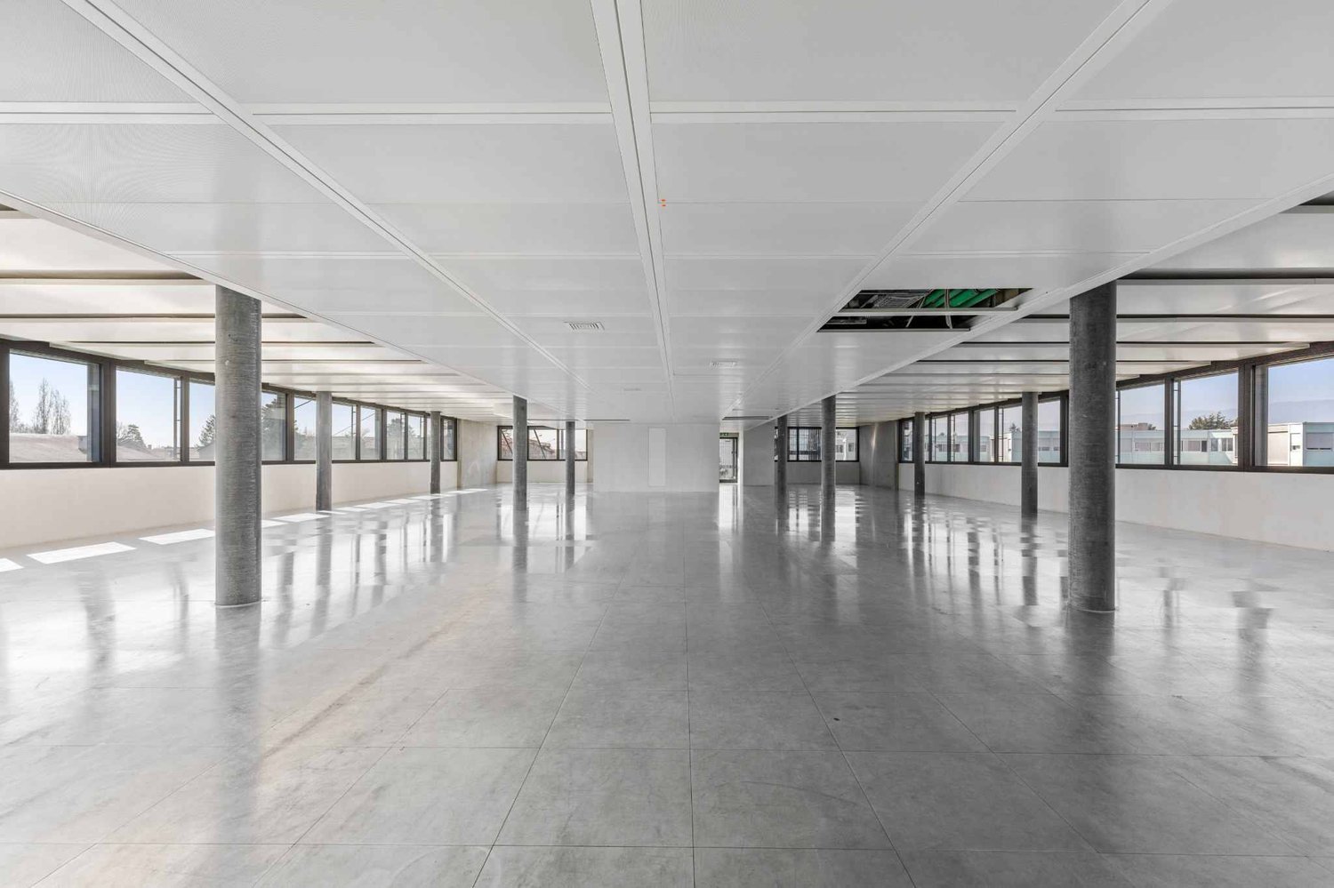687m² office