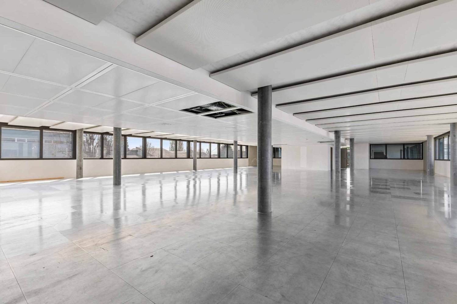 687m² office