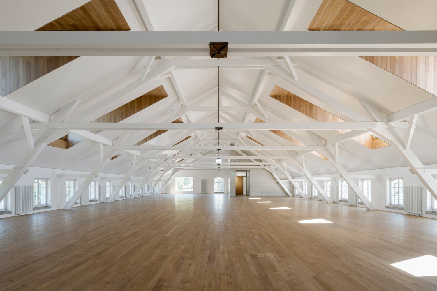 777m² office, photo 1 of 9