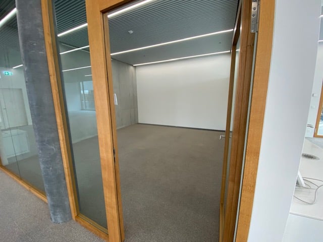 270m² office