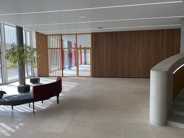 270m² office
