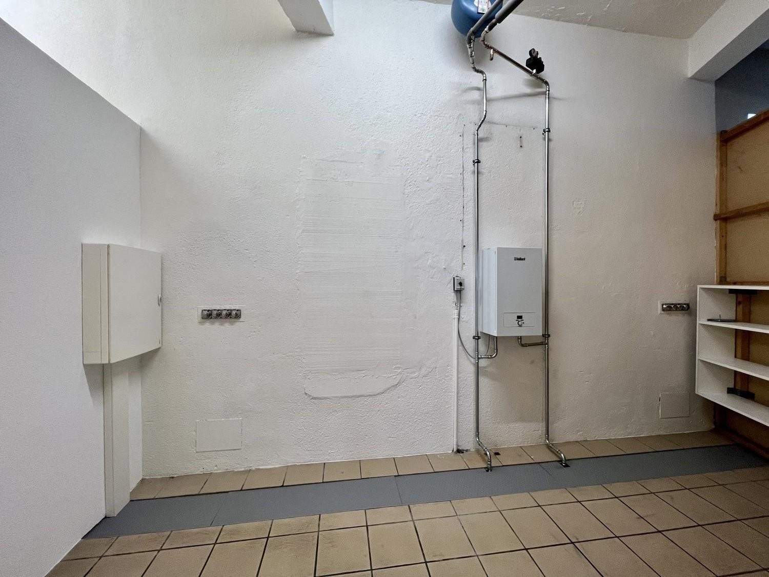 140m² commercial
