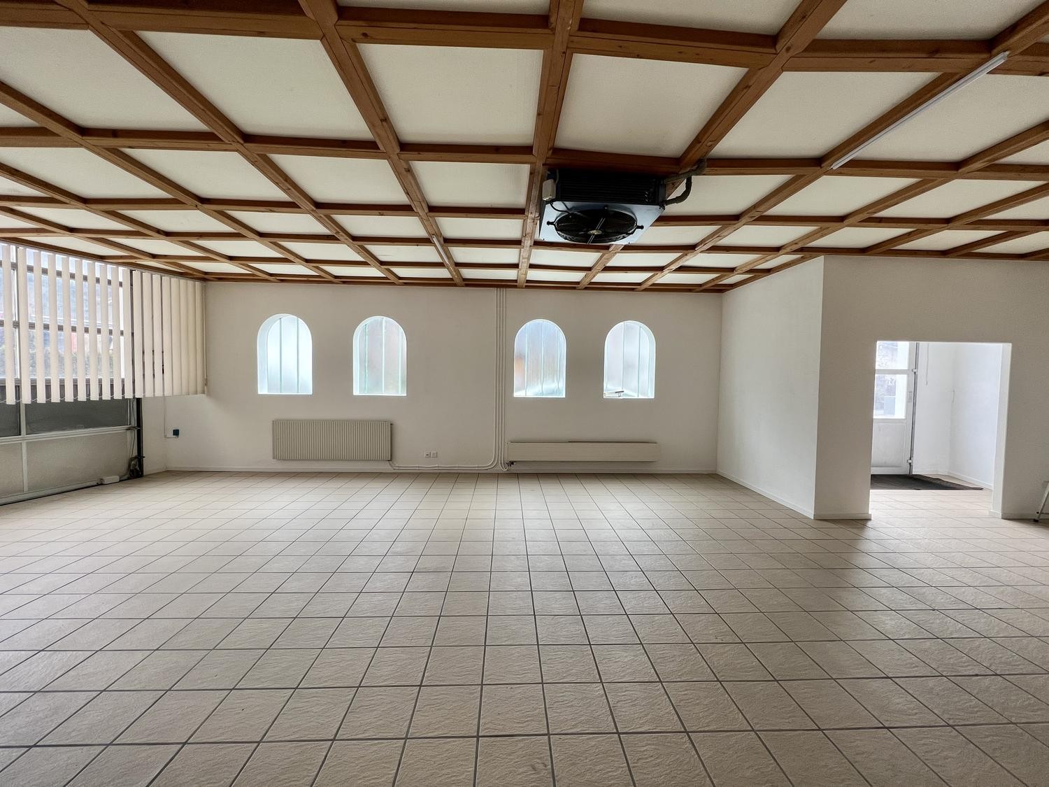 140m² commercial