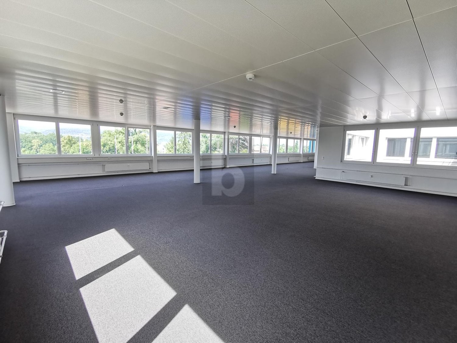 527m² office, photo 1 of 4