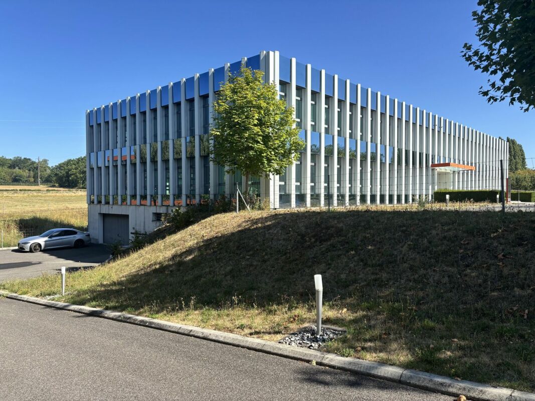 2600m² office, photo 1 of 10
