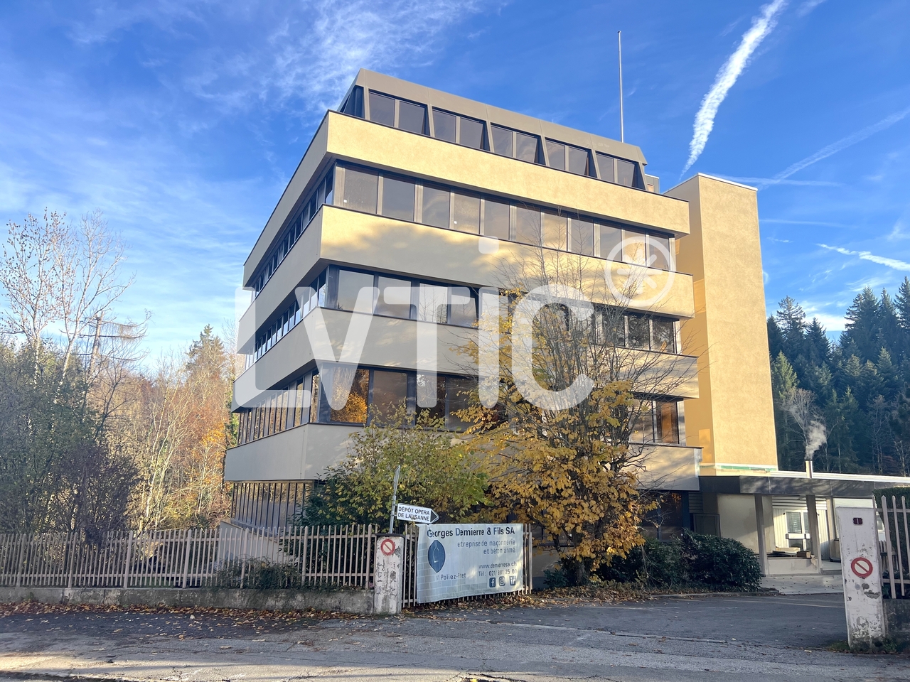 886m² atelier, photo 1 of 8